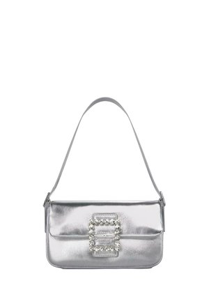 Bolso de mano metálico plateado con textura suave, forma rectangular y un destacado detalle de hebilla joya en la parte frontal. Correa de hombro ajustable.