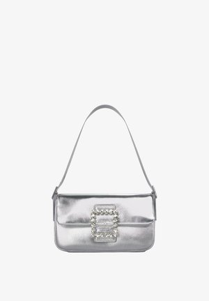Bolso de mano metálico plateado con textura suave, forma rectangular y un destacado detalle de hebilla joya en la parte frontal. Correa de hombro ajustable.
