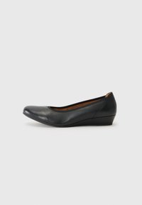Ballet flats a wedge in pelle nera con punta tonda e tacco leggero. Texture liscia, design minimalista e vestibilità comoda.