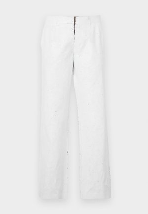 Baltas, platajām biksēm ar teksturētu virsmu. Tām ir vidēja augstuma jostasvieta un priekšēja rāvējslēdzēja aizdare ar metāla slēgšanu.