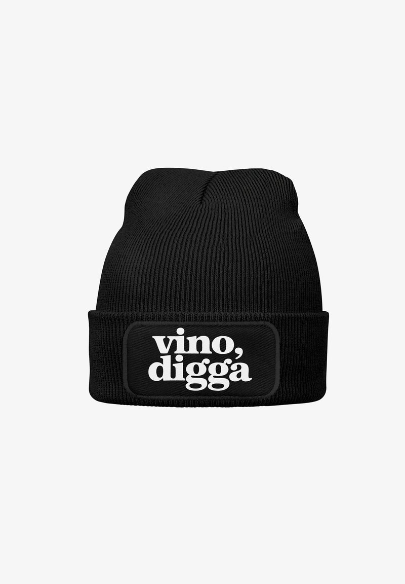 Schwarze gestrickte Mütze mit umgeschlagenem Rand und einem rechteckigen Aufnäher mit dem Text "vino, digga" in weißer Schrift.