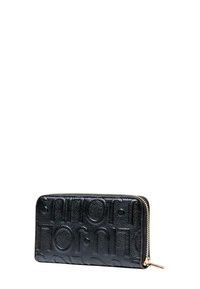 Cartera de cuero negro con un diseño de logo en relieve, cierre de cremallera y herrajes en tono dorado. Forma rectangular con una superficie texturizada.