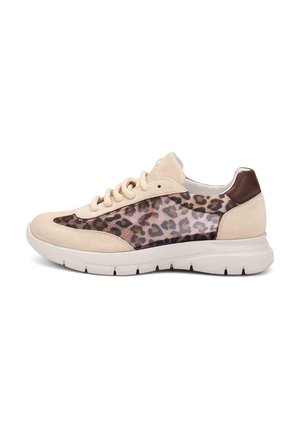 Beige sneaker met een zijpaneel in luipaardprint, crèmekleurige zool, beige veters en een donkerbruine hielaccent, getoond in zijprofiel.