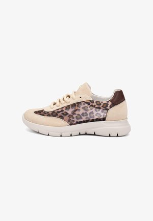 Beige sneaker met een zijpaneel in luipaardprint, crèmekleurige zool, beige veters en een donkerbruine hielaccent, getoond in zijprofiel.