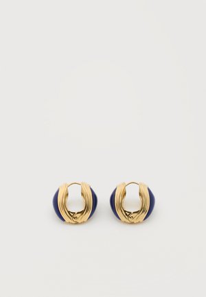 Boucles d'oreilles créoles en or et bleu marine avec des accents torsadés en or sur un fond blanc, présentées côte à côte.