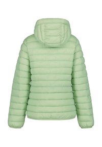 Piumino verde chiaro con design trapuntato orizzontale, cappuccio regolabile e polsini elastici. Texture liscia e senza dettagli di ferramenta visibili.