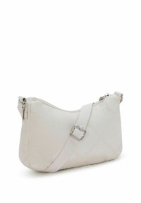 Cremefarvet quilted crossbody taske med justerbar stofrem og sølv spænde, vist mod en hvid baggrund.