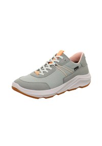 Grauer Sportschuh aus Mesh- und Wildledermaterialien, mit weißen Schnürsenkeln, orangen Akzenten und einer strukturierten Gummisohle. Verfügt über ein niedriges Profil.