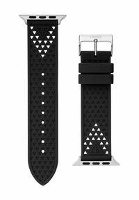 Svart gummirem för klocka med triangulär textur, spänne i silverfärgat rostfritt stål och vita triangulära detaljer nära fästpunkten.
