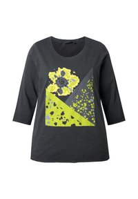 Donkergrijze t-shirt met driekwart mouwen, met een grafisch ontwerp in neongeel en grijs, inclusief bloemen- en abstracte patronen.
