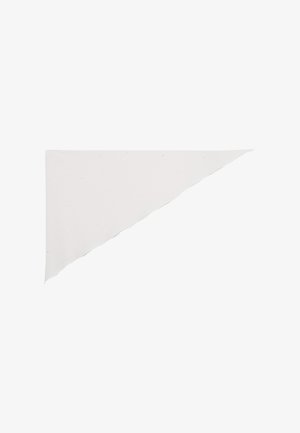 Bandana triangolare in tessuto bianco con bordo leggermente sfilacciato, mostrata distesa su uno sfondo bianco.