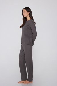 Šedý žebrovaný set domácího oblečení obsahující top s dlouhým rukávem a kulatým výstřihem a odpovídající kalhoty. Materiál je měkký; design je uvolněný a pohodlný.