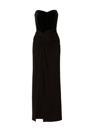 Abito da sera nero senza spalline con corpino in velluto, dettaglio attorcigliato in vita e gonna lunga e fluente con uno spacco laterale.