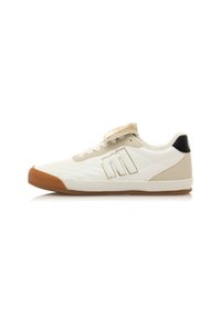 Weißer und beige Sport Schuh mit einem gesteppten Muster, einer Gummisohle und einem schwarzen Akzent an der Ferse. Verfügt über Schnürsenkel und einen Klettverschluss.