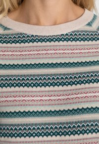 Strickpullover mit mehreren horizontalen Streifen in Marineblau, Rosa und Creme, mit geometrischen Mustern. Gerippter Ausschnitt und strukturierter Stoff.