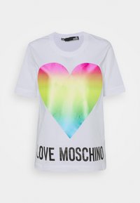 Bílý bavlněný t-shirt s velkým gradientním srdcem v růžové, zelené a modré barvě, se slyšitelným nápisem "LOVE MOSCHINO" vytištěným tučným černým písmem pod ním.