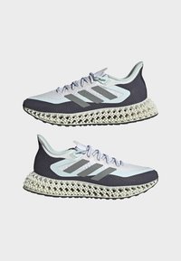 Paire de chaussures de running Adidas grises et blanches avec une semelle à structure en treillis 3D et des bandes grises, vues de côté sur fond gris clair.