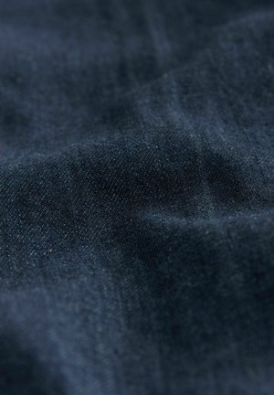 Dunkelblauer Stoff mit glatter Textur und subtiler Glanz, zeichnet sich durch eine feine Webart und sichtbare Fäden aus, die eine reiche, tiefe Farbe erzeugen.