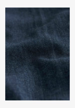 Dunkelblauer Stoff mit glatter Textur und subtiler Glanz, zeichnet sich durch eine feine Webart und sichtbare Fäden aus, die eine reiche, tiefe Farbe erzeugen.