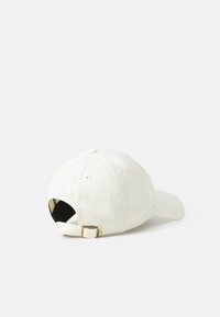 Casquette de baseball blanche avec sangle en métal ajustable, vue de l'arrière, sur fond blanc uni.