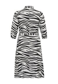Abito a stampa zebra in bianco e nero con maniche tre quarti, vita cinturata e colletto alto. Tessuto liscio con una linea fluida.