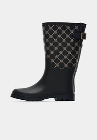 Fekete gumicsizma, mintás szárakkal, bézs logókkal, oldalt csatos részlettel és texturált talppal.