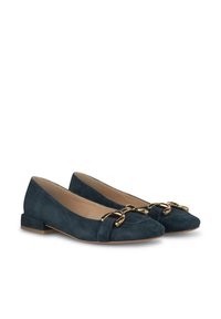 Ballerine in suede blu scuro con tacco a blocco basso e dettaglio in catena dorata sulla punta. Texture liscia e design della punta appuntita.