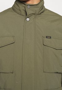 Lee Tunn jacka - olive