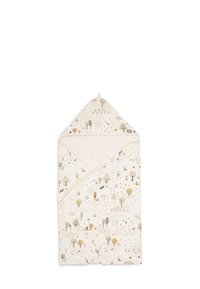 Hooded baby handdoek van crèmekleurige stof met een zachte badstof voering. Voorzien van speelse natuurillustraties in rustige kleuren, waaronder bomen en dieren.