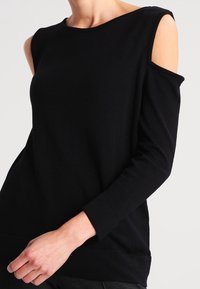 Wallis Stickad tröja - black