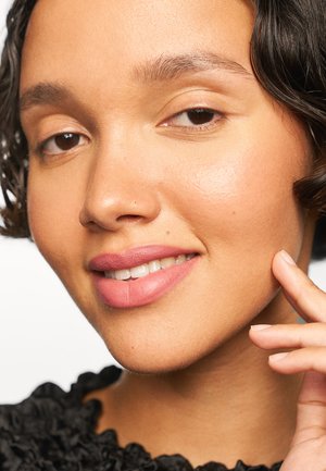 ROUGE A LEVRES SUPER LUSTROUS MAT - Pomadka do ust