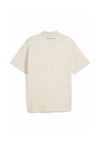 Polo shirt beige clair à manches courtes présentant un design épuré, avec le logo "Porsche" imprimé au dos, au niveau du cou.