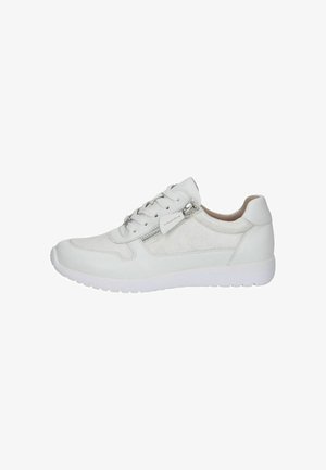 Witte sneaker met een glad leren bovenwerk en een geprofileerd paneel, vetersluiting, ritssluiting aan de zijkant en een lichtgewicht witte rubberen zool.