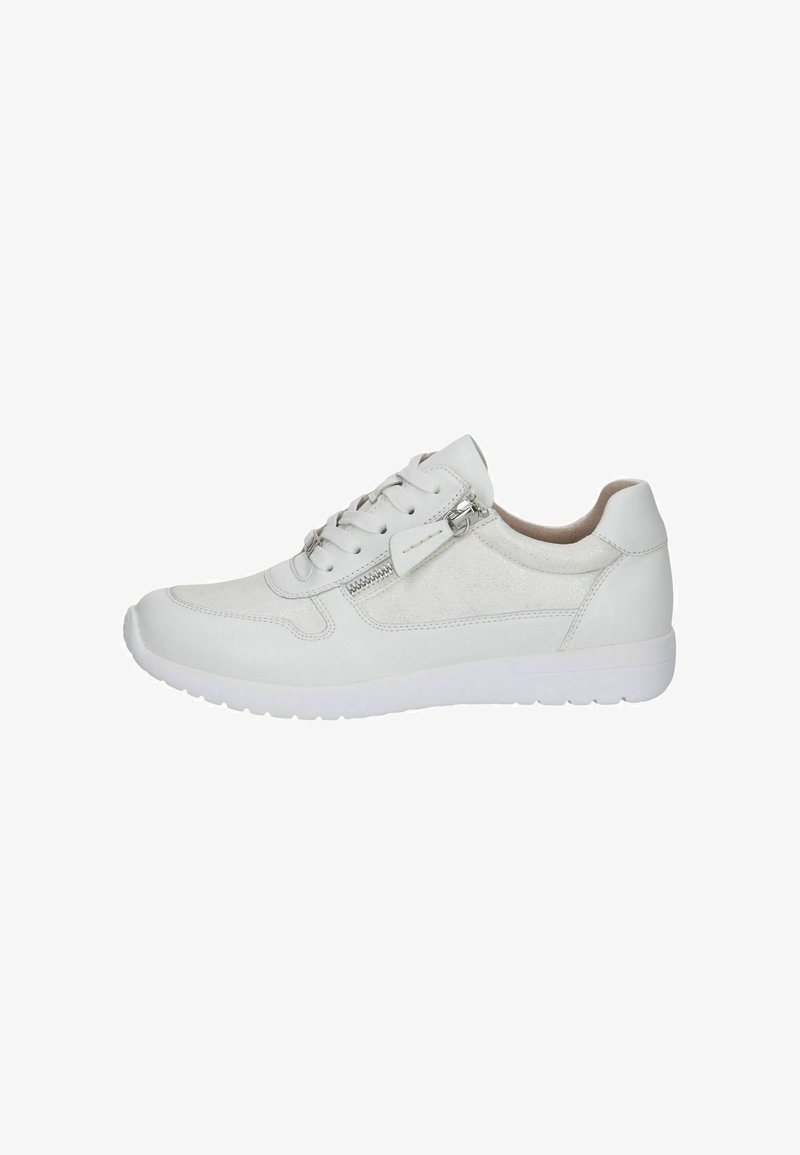 Baskets blanches avec une tige en cuir lisse et un panneau texturé, design à lacets, fermeture éclair latérale et semelle en caoutchouc blanche légère.