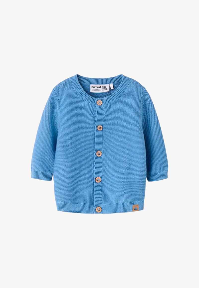 Cardigan pour bébé en tricot bleu à manches longues avec cinq boutons en bois sur le devant, taille 56 étiquetée et étiquette de marque à l'ourlet.