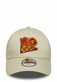 Cappellino beige con stemma ricamato di Gryffindor, raffigurante un leone e un banner in rosso e giallo. Cinturino regolabile; materiale in tessuto morbido.