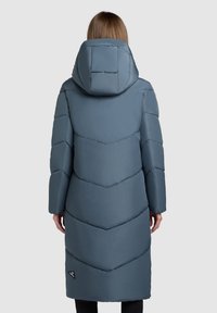 Lang, puffer coat in een gedempt blauwgrijs, met een chevronontwerp, een oversized capuchon en zijzakken met een logo patch aan de zoom.