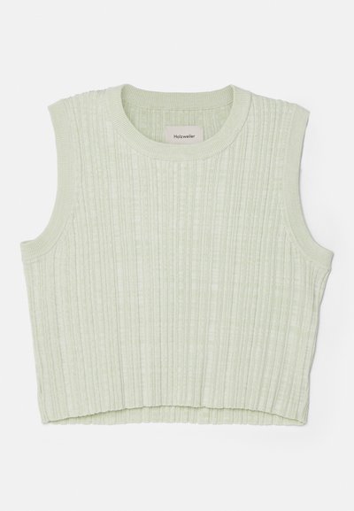 Ανοιχτό πράσινο ριγέ tank top με στρογγυλή λαιμόκοψη και χωρίς μανίκια. Μαλακή υφή με ελαφρώς κοντό μήκος. Ετικέτα ορατή μέσα.