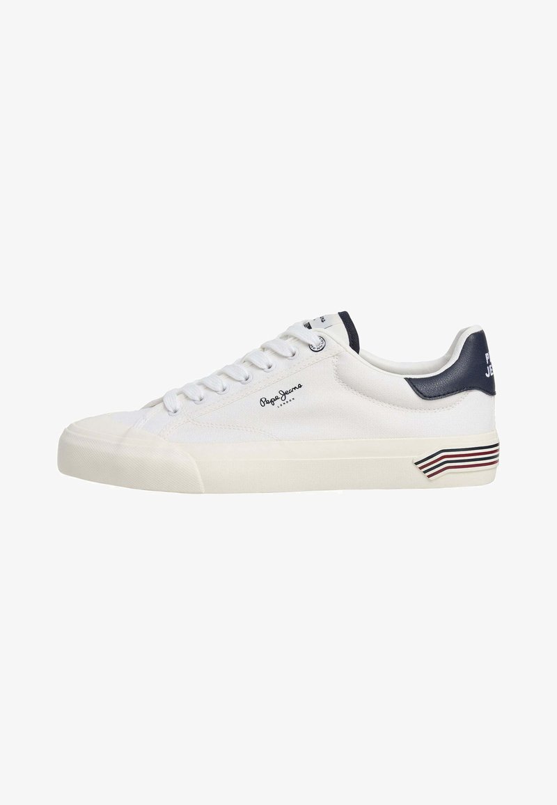 Baskets basses blanches avec languette de talon marine, lacets blancs, logo Pepe Jeans sur le côté et détail rayé sur la semelle en caoutchouc crème.