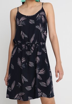 Vestido azul marino de corte suelto, con un patrón floral en rosa y blanco, tirantes ajustables y un detalle de cintura atada. Textura de tejido suave.