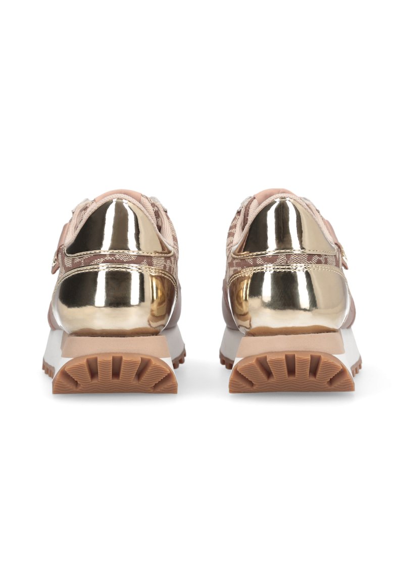 Ein Paar pinke und goldene metallische Sneakers, von hinten gezeigt, mit strukturierten braunen Gummisohlen und gemusterten Stoffdetails.