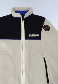 Fleecejacka med en grå kropp och svarta och blå detaljer, hög krage, två snedställda fickor och en logotypapplikation på ärmen.