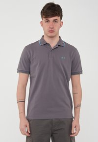 Polo grigio a maniche corte, con colletto turchese e dettagli delle maniche, logo ricamato sul petto, realizzato in un tessuto liscio.