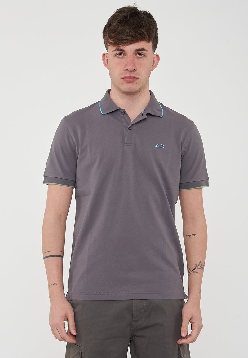 Polo grigio a maniche corte, con colletto turchese e dettagli delle maniche, logo ricamato sul petto, realizzato in un tessuto liscio.