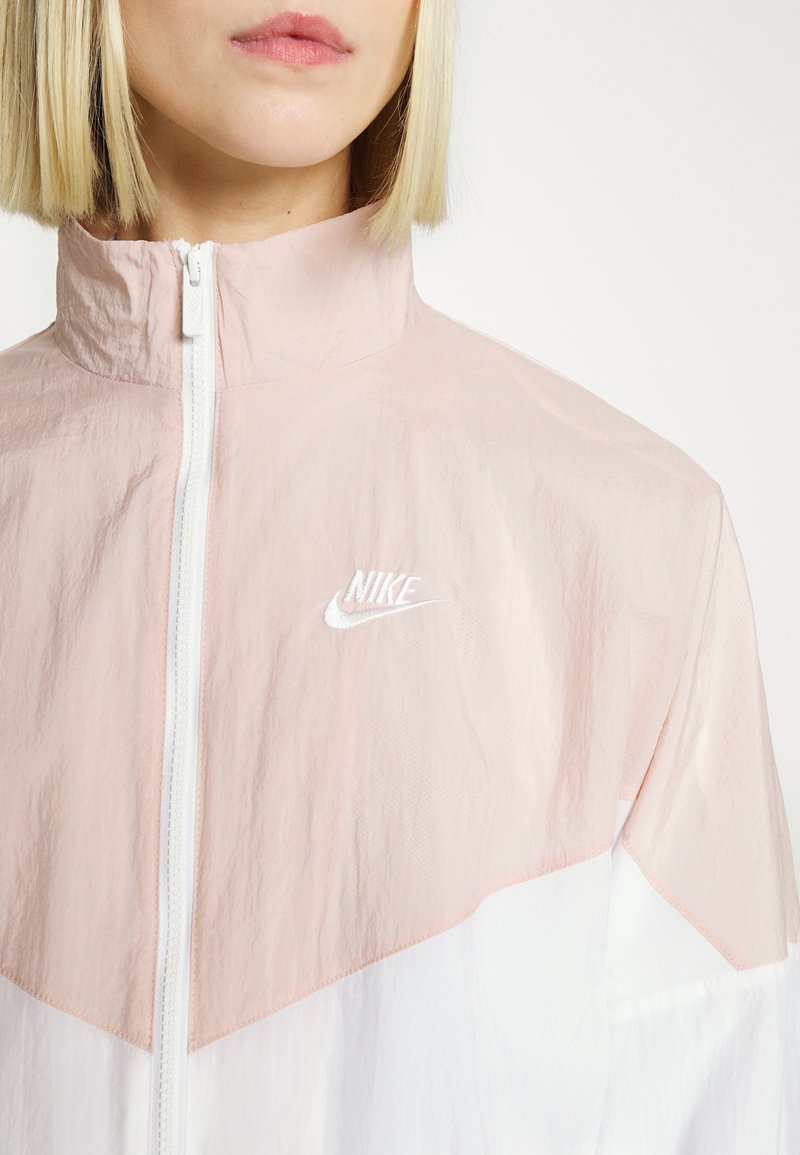 Damen Leichte Jacken | Nike Sportswear Windbreaker pink oxford/white/rosa - ID33608 Damen Leichte Jacken | Nike Sportswear Windbreaker pink oxford/white/rosa - ID33608