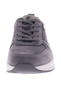 Grijze suède sneaker met een ronde neus, gestructureerde veter, zijrits en een witte rubberen loopzol. Gladde en matte afwerking overal.