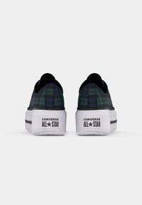 Černé a zelené kostkované plátěné tenisky s silnou bílou platformou a černými akcenty. Na patě značení Converse All Star.