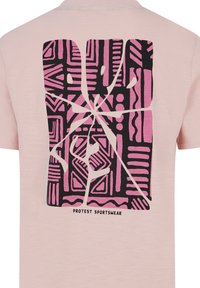 Ružičasta majica kratkih rukava s velikim crnim i ružičastim grafičkim uzorkom na leđima, s oznakom "PROTEST SPORTSWEAR" na dnu.