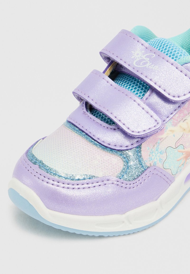 Sneaker sintetica viola con dettagli in mesh, particolari glitterati e chiusure a strappo. Presenta un design con personaggio e una suola di colore azzurro.