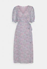 Vestido envolvente floral com decote em V, mangas curtas bufantes e um laço na cintura. As cores incluem rosa, azul claro e padrões verdes.
